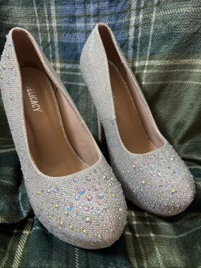 Delicacy Iridescent Silver Glitter Embellished Pumps